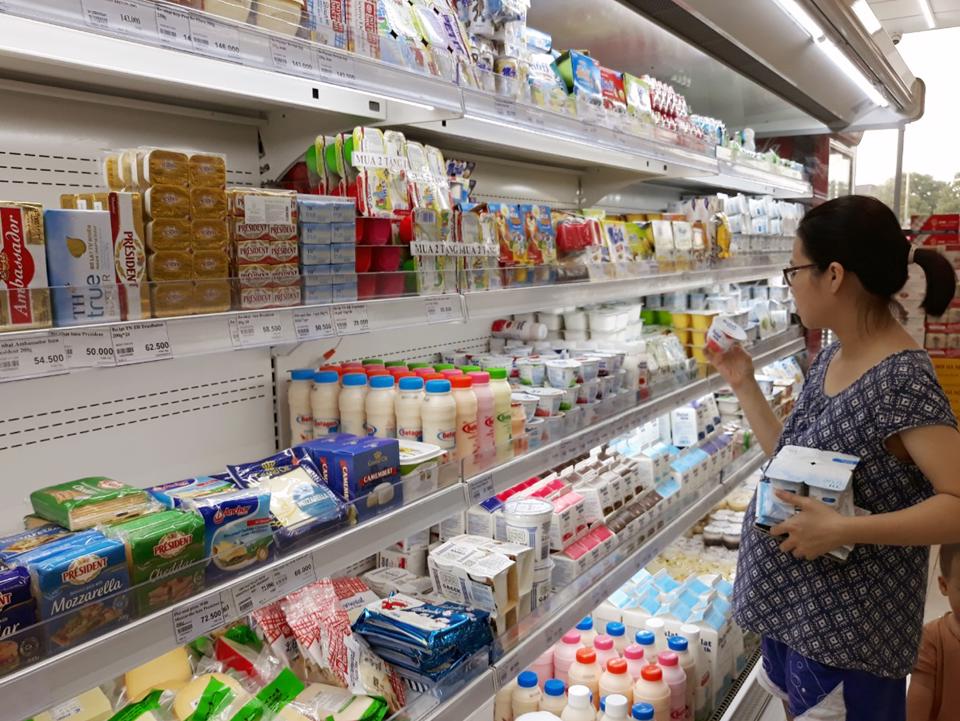 Người tiêu dùng mua hàng khuyến mại giảm giá tại siêu thị BRG Mart