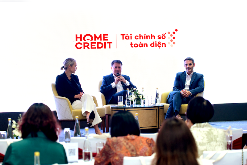 Tổng Giám đốc, Giám đốc Tài chính và Giám đốc Quản lý Rủi ro Home Credit Việt Nam trong phần hỏi đáp với các nhà đầu tư