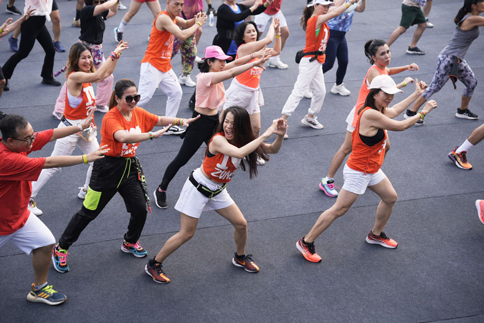 Hàng trăm người cùng hòa nhịp tại lớp Zumba Fiesta