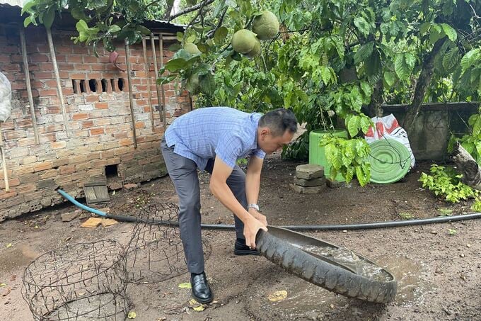 Cán bộ y tế Trung tâm Kiểm soát bệnh tật tiến hành điều tra, giám sát môi trường nơi bệnh nhân thứ 2 mắc Viêm não Nhật Bản