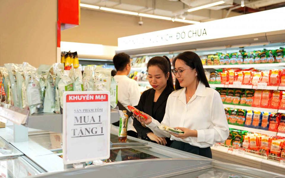 Sản phẩm giảm giá tại siêu thị WinMart thu hút người tiêu dùng mua sắm