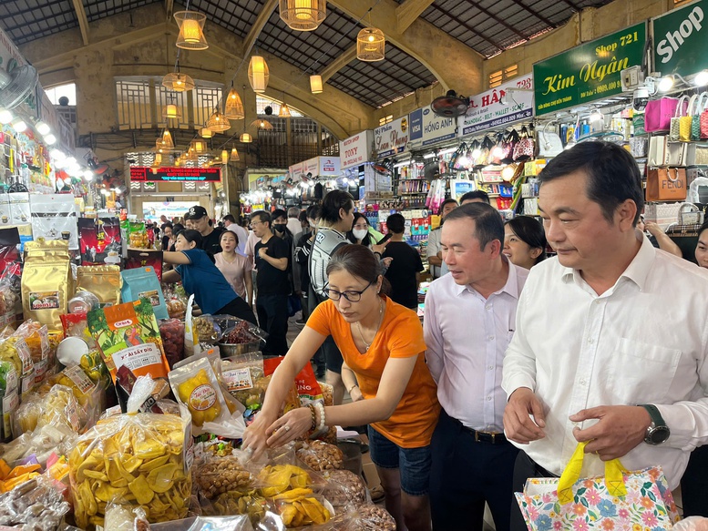 Đoàn công tác Bộ Công Thương kiểm tra công tác chuẩn bị nguồn hàng Tết tại chợ Bến Thành - Ảnh: VGP/Anh Lê