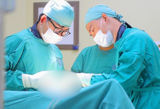 Cứu người đàn ông vỡ đôi tinh hoàn vì con trai dùng đồ chơi đập trúng