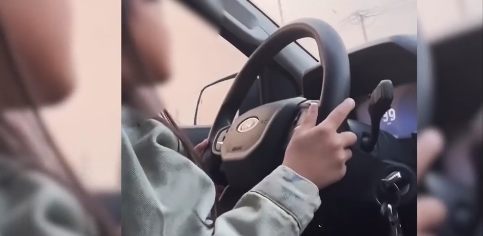 Cục CSGT xác minh clip bé gái được bố cho cầm vô lăng ô tô chạy hơn 60km/h