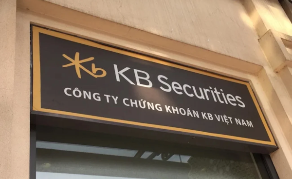 Phạt tiền, đình chỉ giao dịch loạt công ty chứng khoán, quản lý quỹ