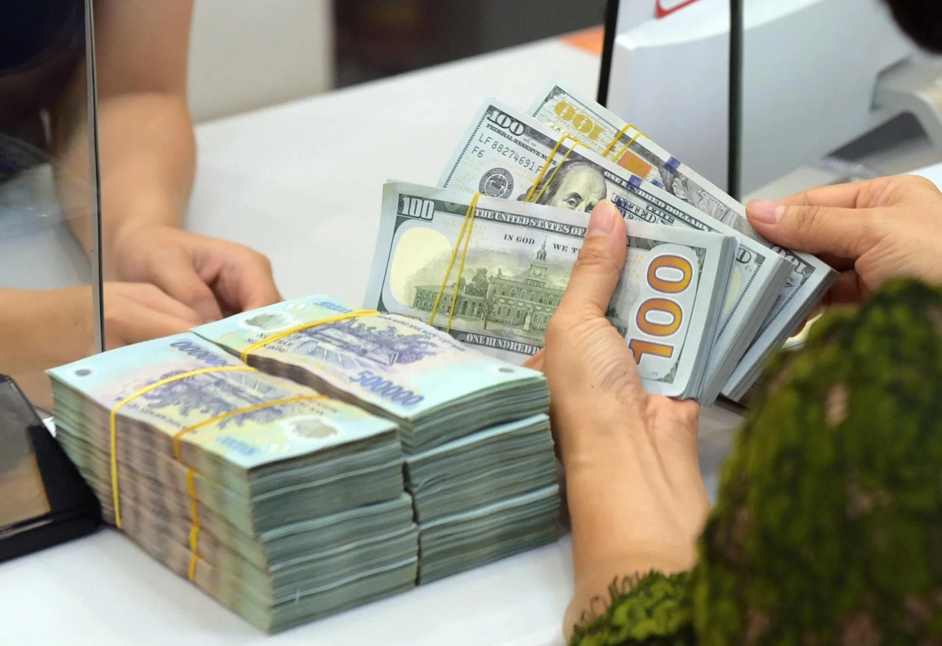Thị trường chứng khoán hậu nghỉ lễ: Trút bỏ mọi lắng lo?