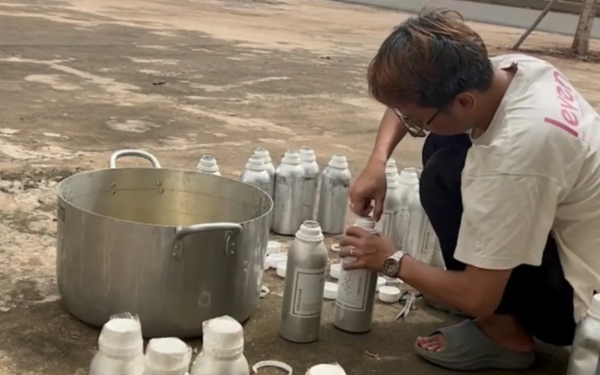 Nhóm người sản xuất nước hoa bằng máy đánh trứng thu lợi bất chính hàng chục tỷ đồng