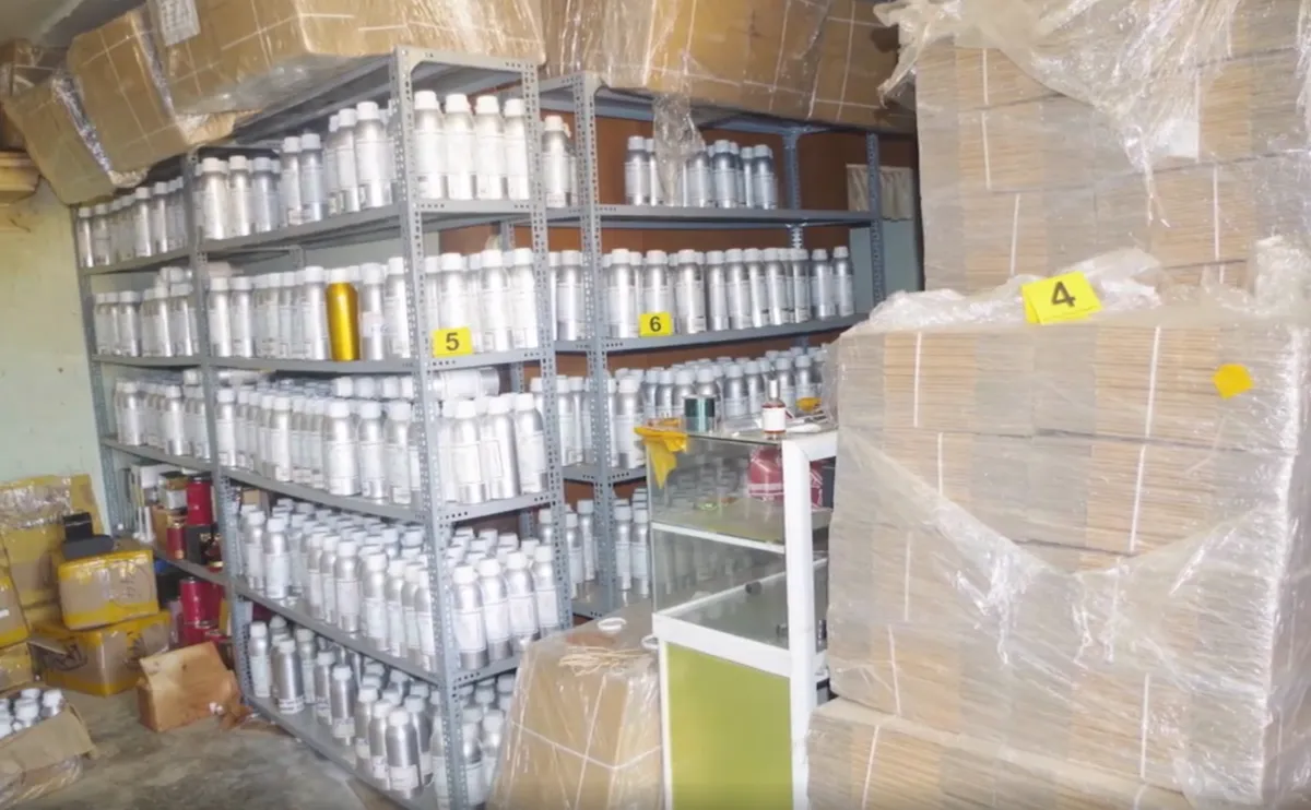Nhóm người sản xuất nước hoa bằng máy đánh trứng thu lợi bất chính hàng chục tỷ đồng