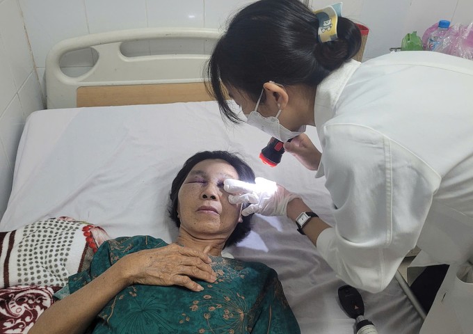 Vụ đường vừa khánh thành bị sụt lún: 'Đất đá vẫn trào xuống khi vợ chồng tôi rơi vào đường sụt lún'