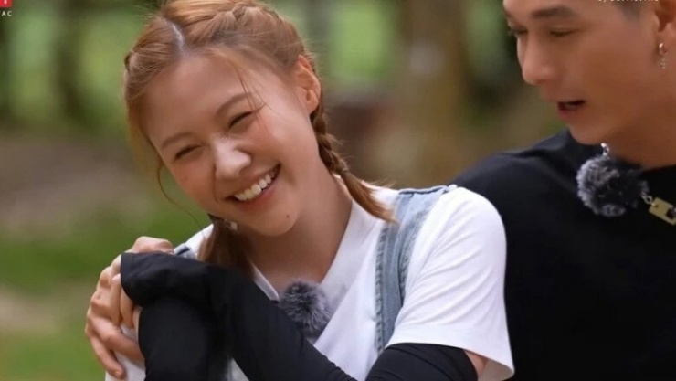 Em gái ruột Trấn Thành khóc: "Mọi người nghĩ là chúng tôi được sống sung sướng quá" 