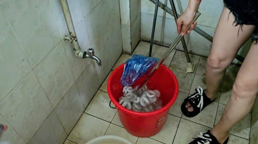 TikToker Việt quay cận cảnh 'phù phép' lòng xe điếu bằng hóa chất ở TQ