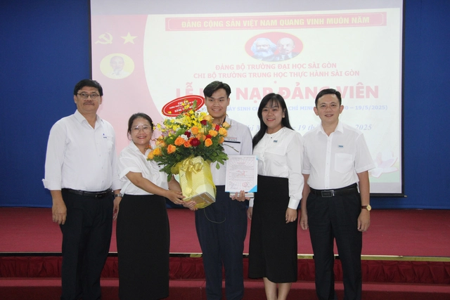 TP HCM: Nam sinh lớp 12 được kết nạp Đảng trong ngày sinh nhật Bác