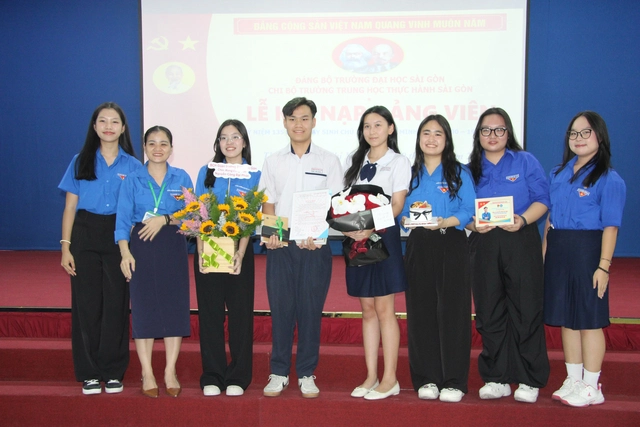 TP HCM: Nam sinh lớp 12 được kết nạp Đảng trong ngày sinh nhật Bác