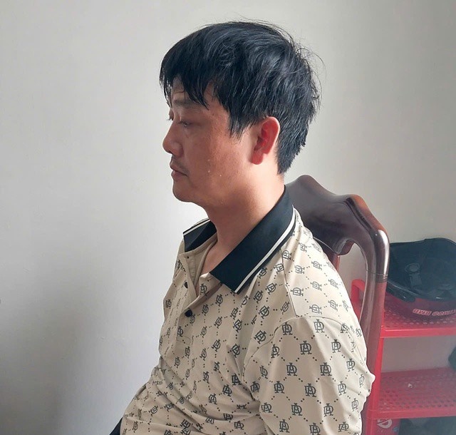 Người đàn ông mặc áo chống nắng xông vào ngân hàng cướp rổ tiền