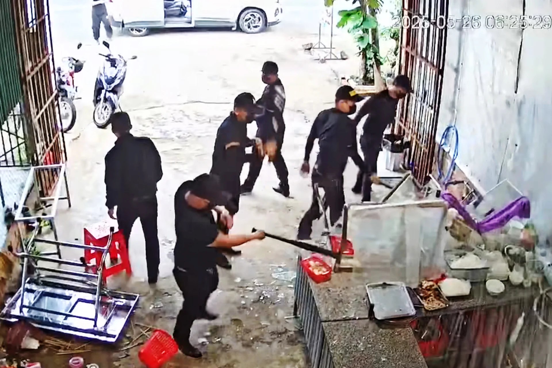 Bắt nhóm người mặc đồ đen, bịt khẩu trang xông vào đập phá quán phở ở Đắk Lắk