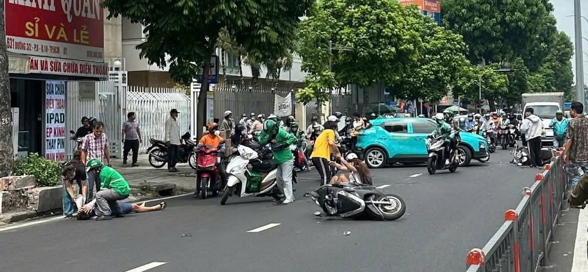 Taxi công nghệ nghi mất lái, va chạm loạt xe máy trên đường 3/2, nhiều người bị thương