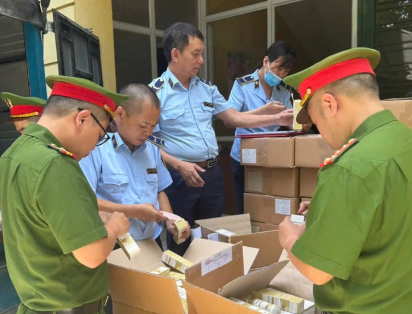 Phát hiện hơn 5.000 lọ mỹ phẩm dưỡng da nhập lậu tại Công ty Ngân Korea