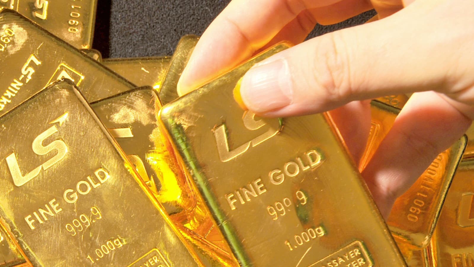 Giá vàng hôm nay quanh mức 3.400 USD/ounce, đại biểu Quốc hội nêu tác động của việc vàng nhẫn 'nhảy múa'