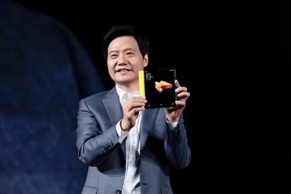 Nhân viên thái rau giả mạo 'giám đốc Xiaomi', ký 200 hợp đồng tình ái