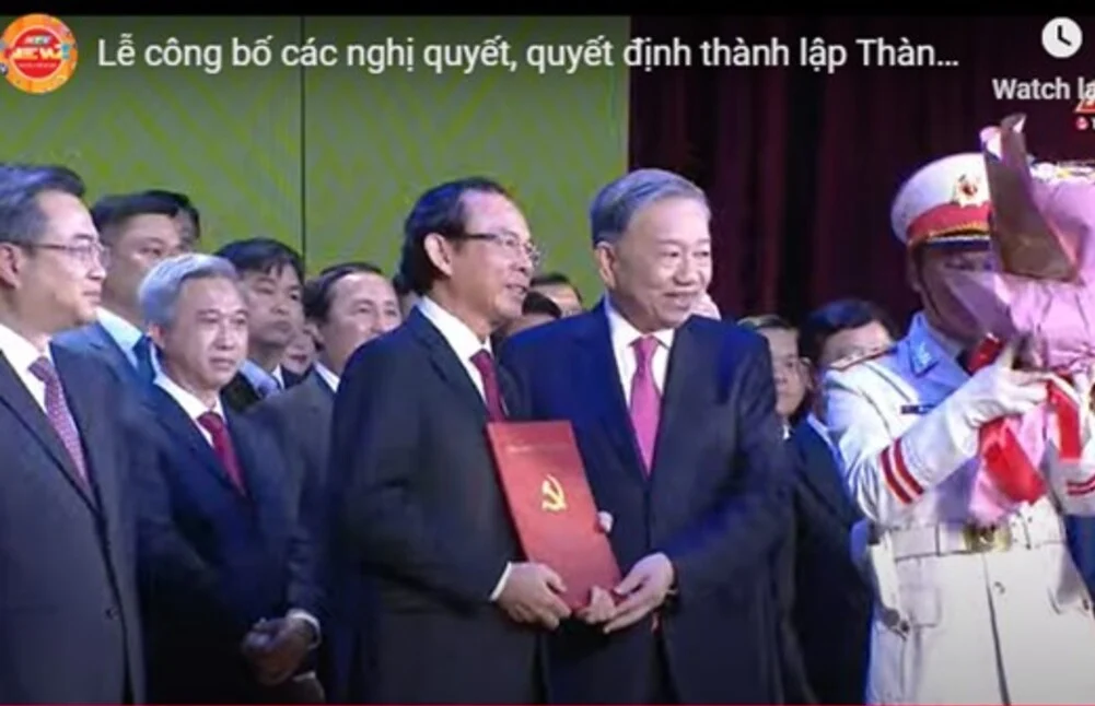 Tổng bí thư Tô Lâm trao quyết định cho ông Nguyễn Văn Nên làm Bí thư TP.HCM