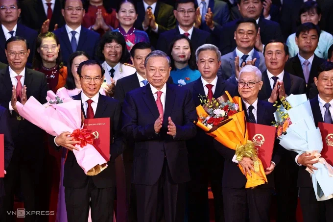 Tổng bí thư Tô Lâm trao quyết định cho ông Nguyễn Văn Nên làm Bí thư TP.HCM