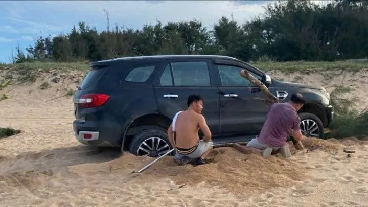 Người lái ô tô trên bãi biển Đắk Lắk bị phạt 5 triệu đồng