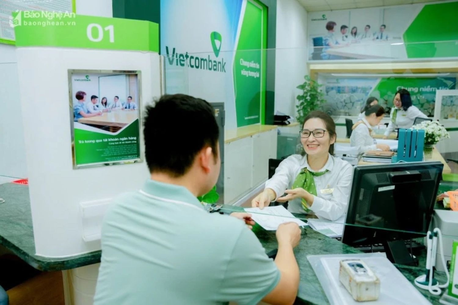 Tín dụng bứt tốc, liệu các ngân hàng có đang hy sinh sức khỏe tài chính dài hạn?
