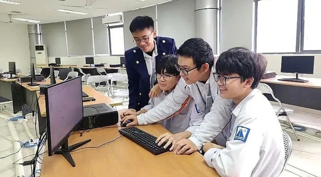 Lớp học thông minh tại một trường chuyên ở Hà Nội, nơi giáo viên và học sinh tương tác qua thiết bị số, phản ánh rõ bước tiến trong ứng dụng công nghệ vào giảng dạy và học tập