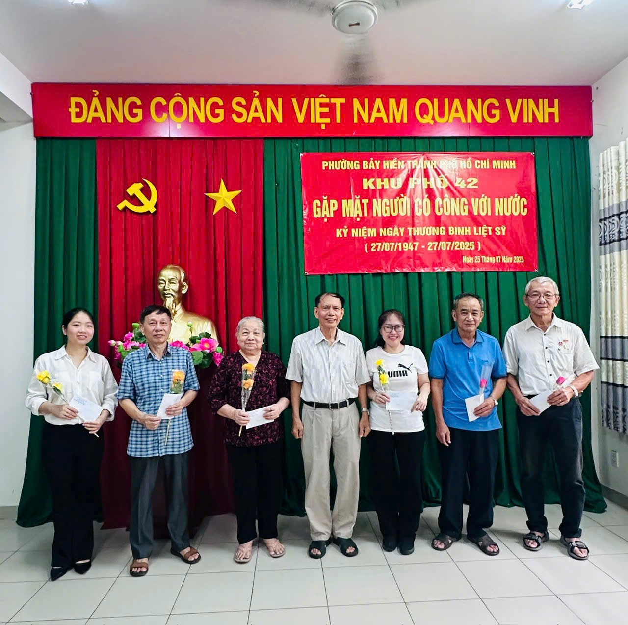 Khu phố 42 tổ chức gặp mặt, thăm hỏi và tặng quà tri ân người có công với cách mạng.