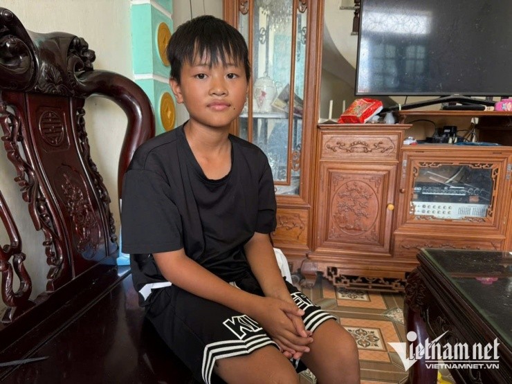 nguoi-hung-nhi-o-ninh-binh-ke-phut-lao-minh-xuong-kenh-cuu-em-nho-1754355679.jpg