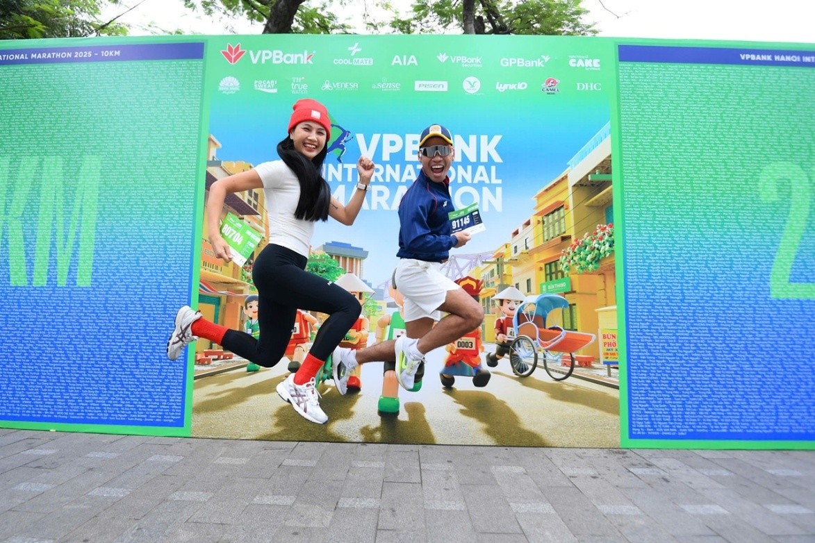 dan-trai-xinh-gai-dep-nguoi-noi-tieng-tu-hoi-tai-vpbank-hanoi-international-marathon-2025-1761537933.jpg