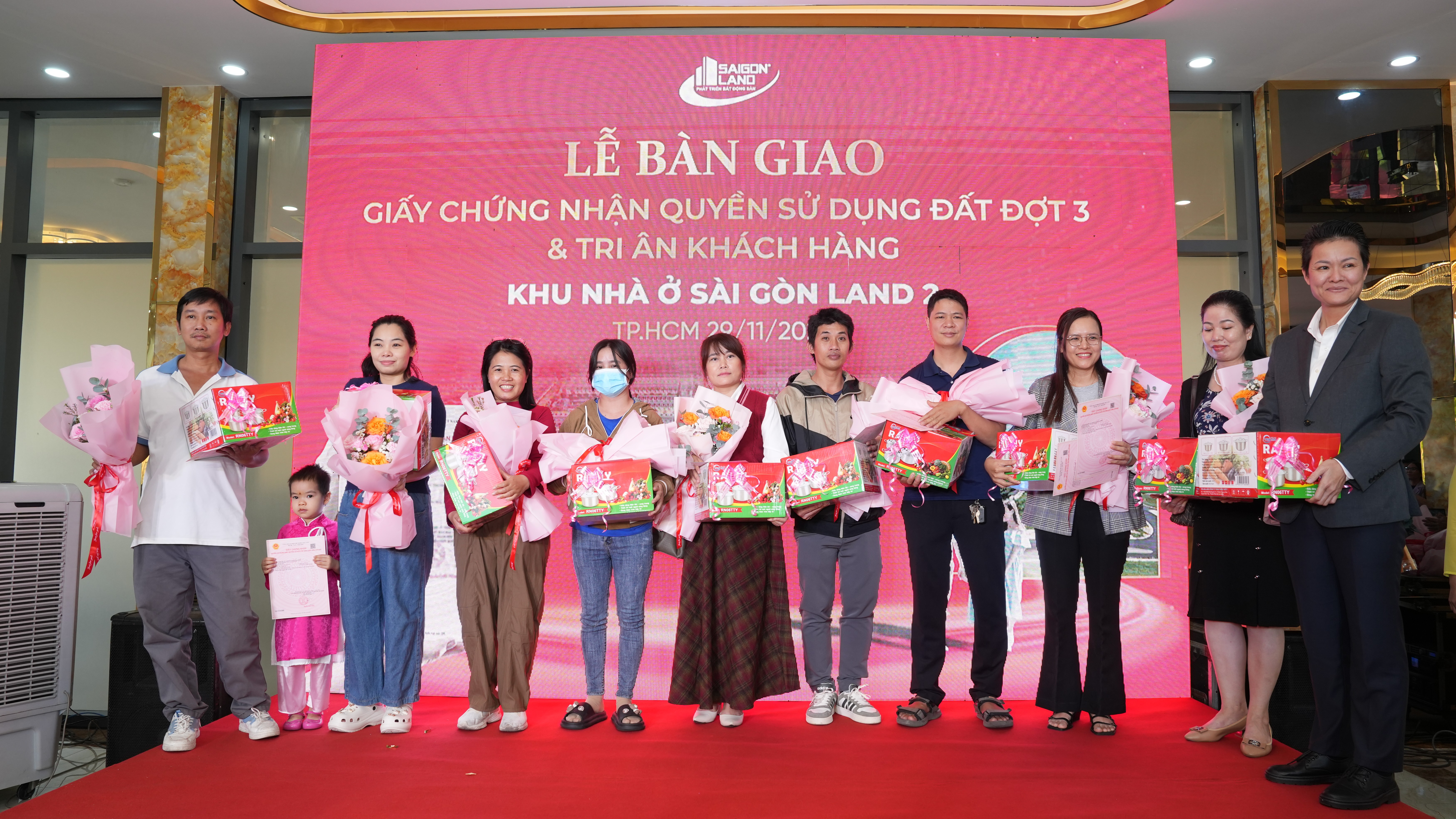 Khách hàng nhận những phần quà có giá trị từ Giám Đốc Kinh Doanh – Nguyễn Thị Kim Trúc