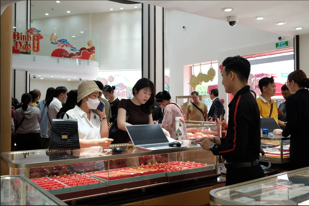 gia-vang-hom-nay-giam-manh-truoc-ky-nghi-le-1777422328.jpg