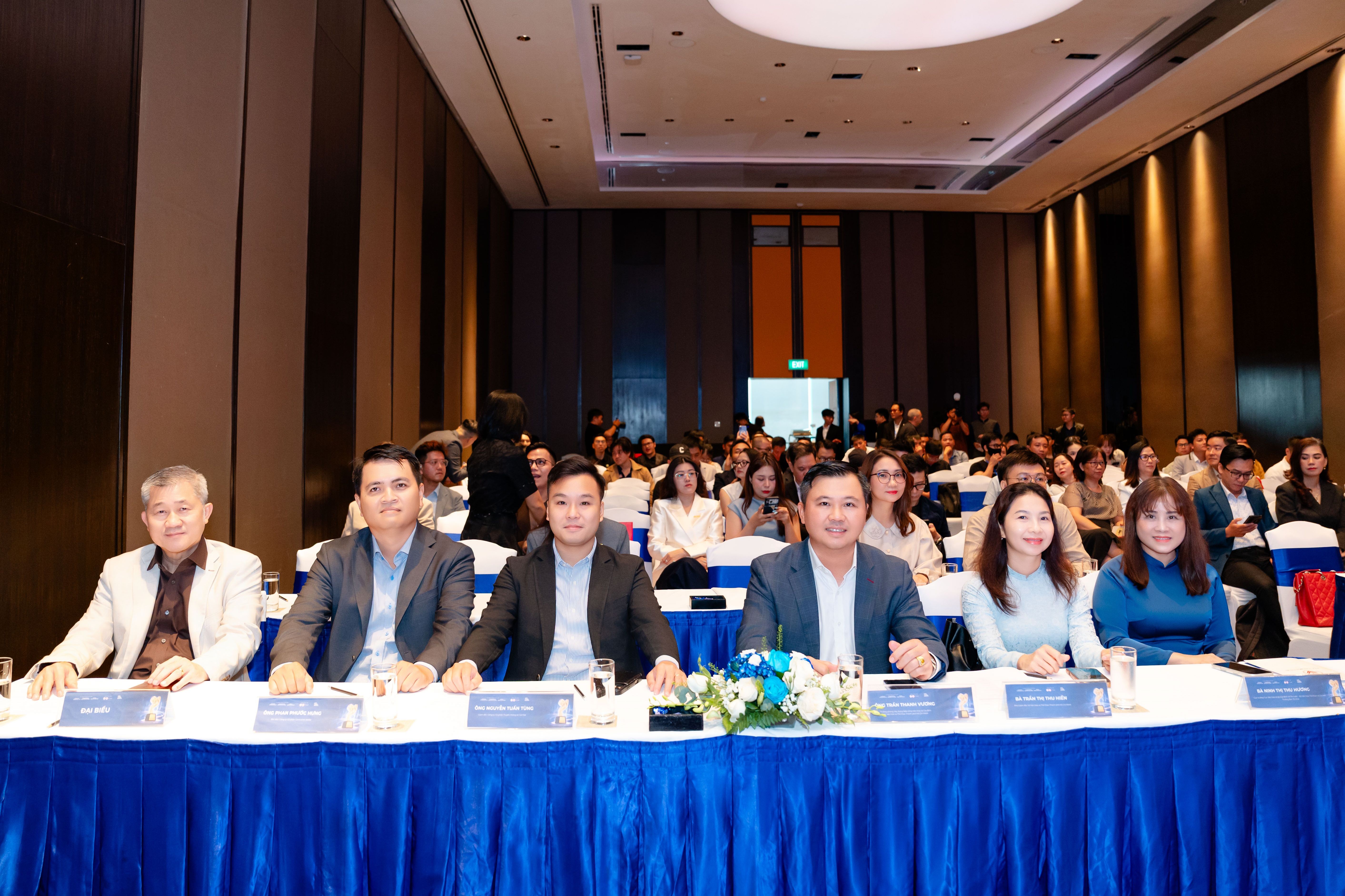 ban-dai-bieu-dien-gia-1786689735.jpg