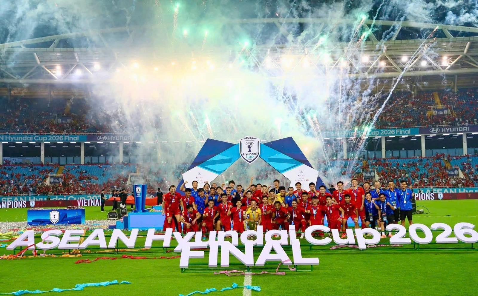 viet-nam-xung-vuong-asean-cup-2026-va-tinh-yeu-danh-cho-bong-da-cua-hai-nu-tuong-1787803262.jpg