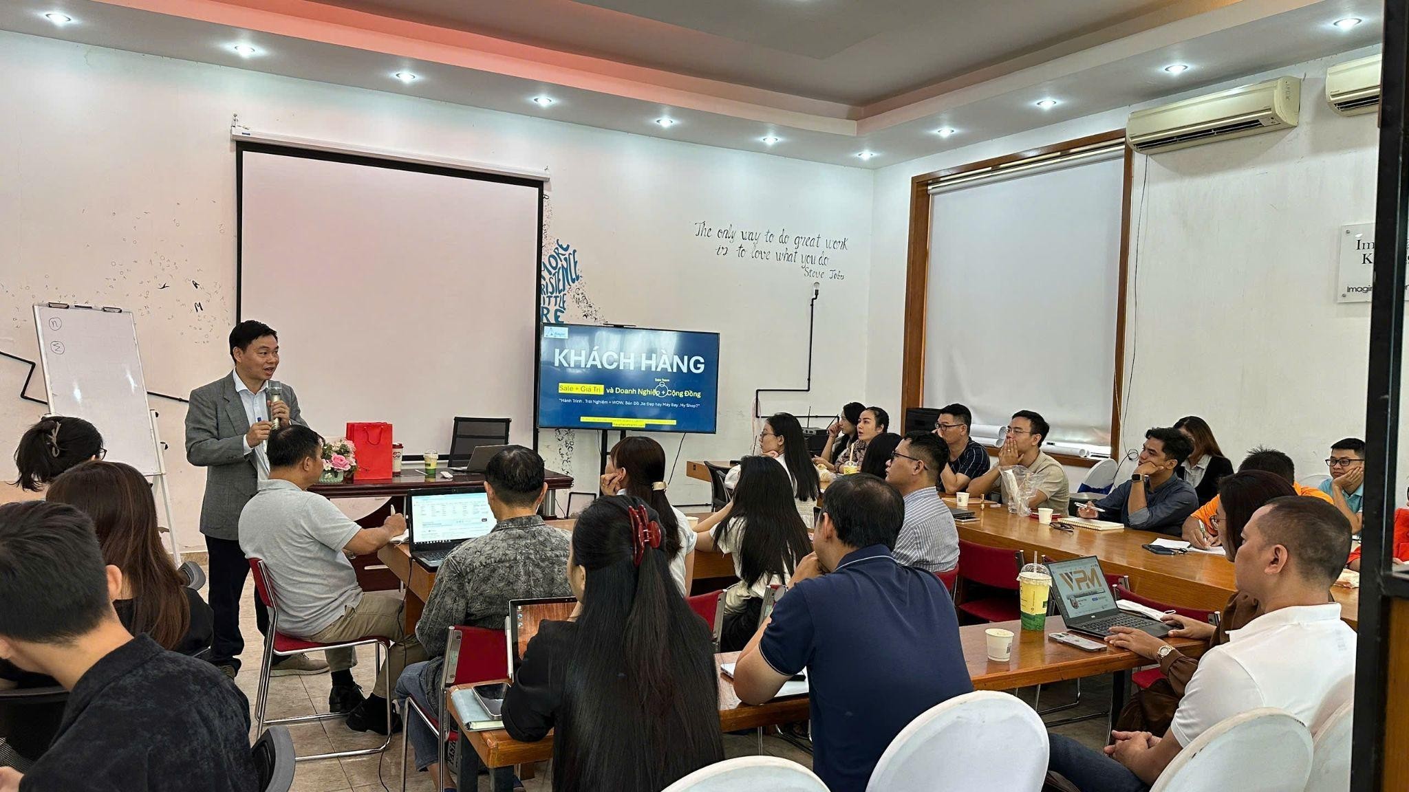 tien-si-nguyen-ba-hai-huong-dan-thiet-ke-he-thong-crm-bang-ai-tai-startup-mastertrack-chuong-trinh-dao-tao-co-tinh-toan-phat-thai-carbon-dau-tien-tai-viet-nam-1754375498.jpg