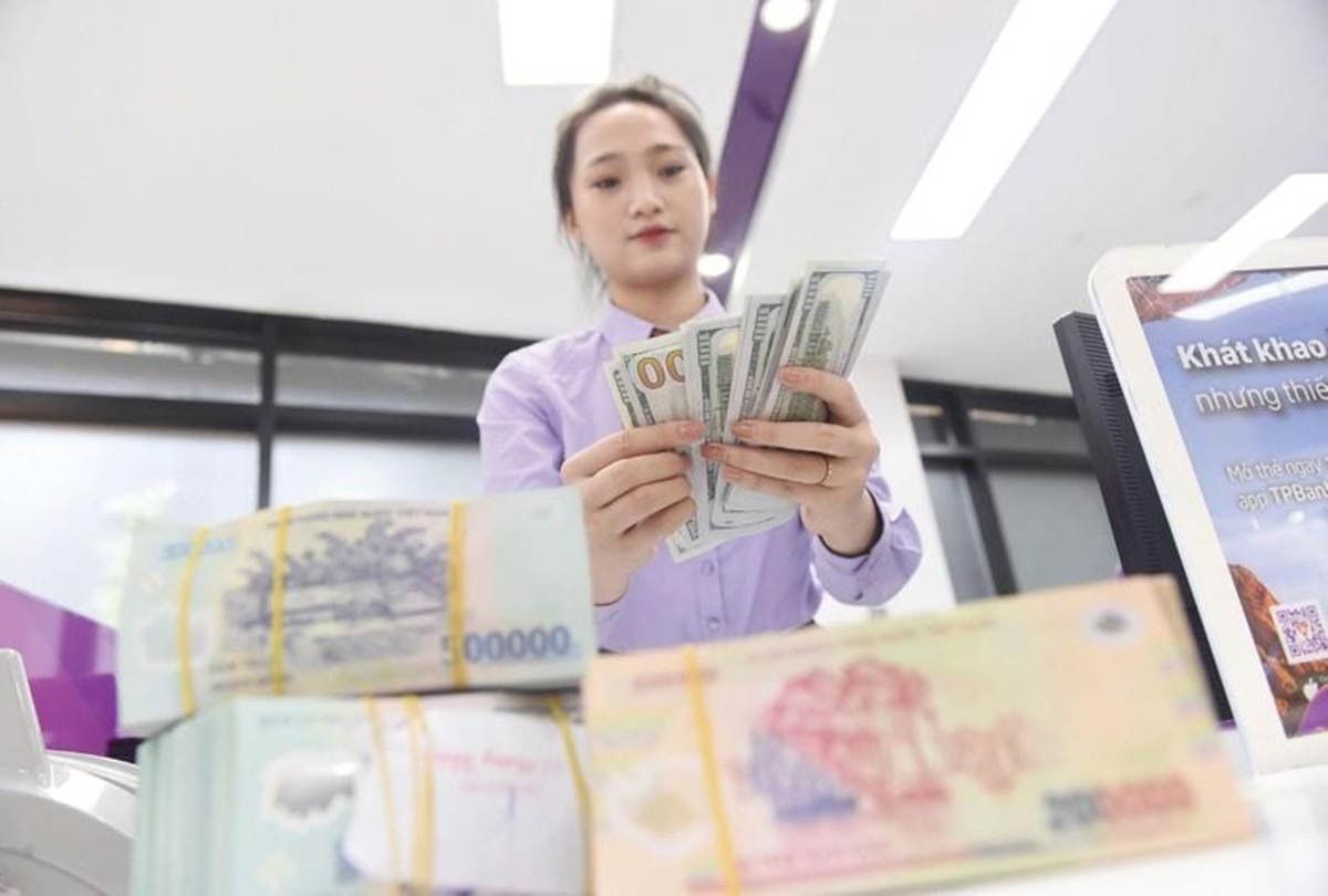 ty-gia-bien-dong-nhung-ngan-hang-kiem-dam-tu-buon-ngoai-hoi-1754732305.jpg