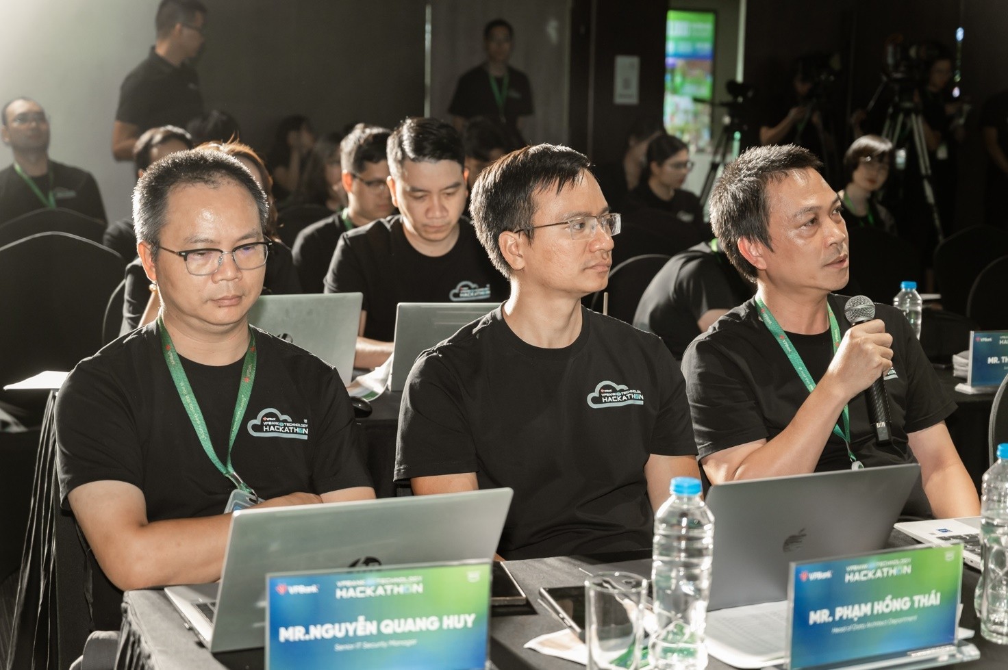 vpbank-technology-hackathon-2025-nhung-nguoi-tre-viet-tuong-lai-cho-ngan-hang-so-1755088533.jpg
