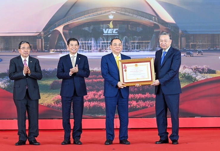 ty-phu-pham-nhat-vuong-bo-tui-hon-12700-ty-dong-chi-trong-mot-ngay-1755736431.jpg