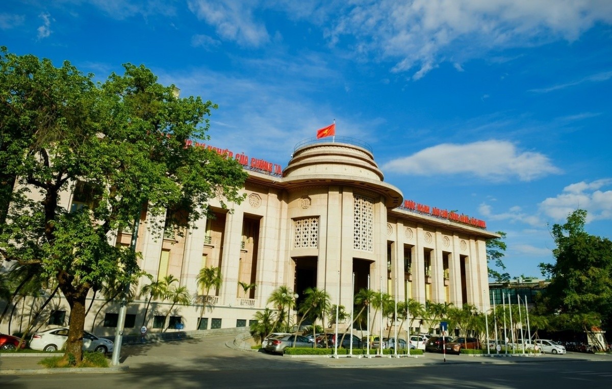 nhnn-hut-rong-hon-17000-ty-dong-lai-suat-lien-ngan-hang-dong-loat-giam-1756946220.jpg
