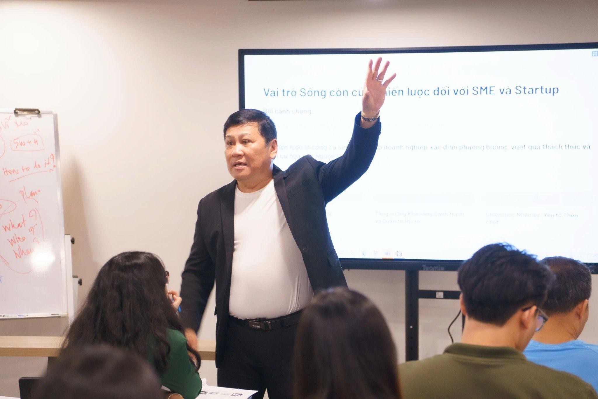 tien-si-ho-han-dan-dao-tao-trong-chuyen-de-quan-tri-chien-luoc-doanh-nghiep-startup-mastertrack-2025-1757321481.jpg