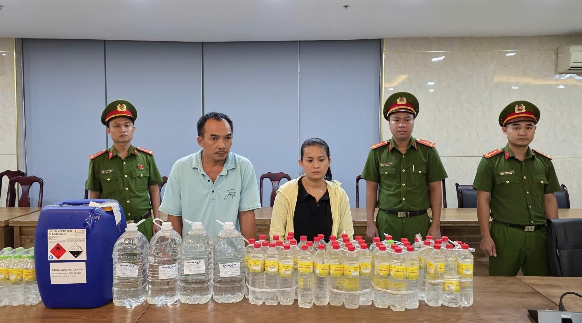 pha-axit-pha-voi-nuoc-gieng-lam-giam-gia-cap-vo-chong-o-da-nang-bi-bat-1757749867.jpg