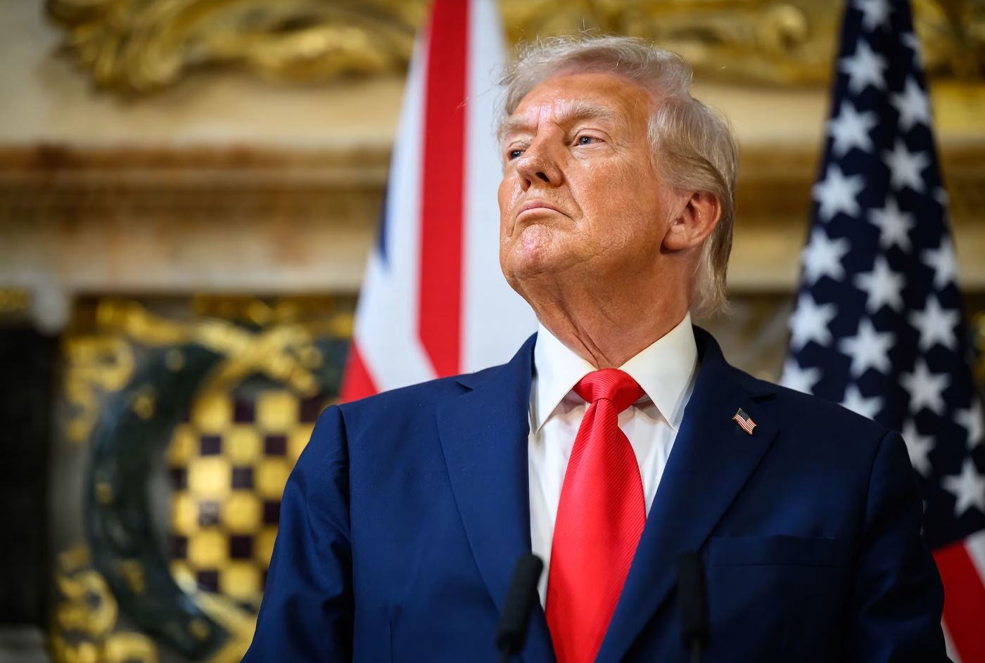 tt-trump-dung-tuong-lua-bao-ve-lao-dong-my-tung-the-vang-cho-gioi-sieu-giau-1758334262.jpg