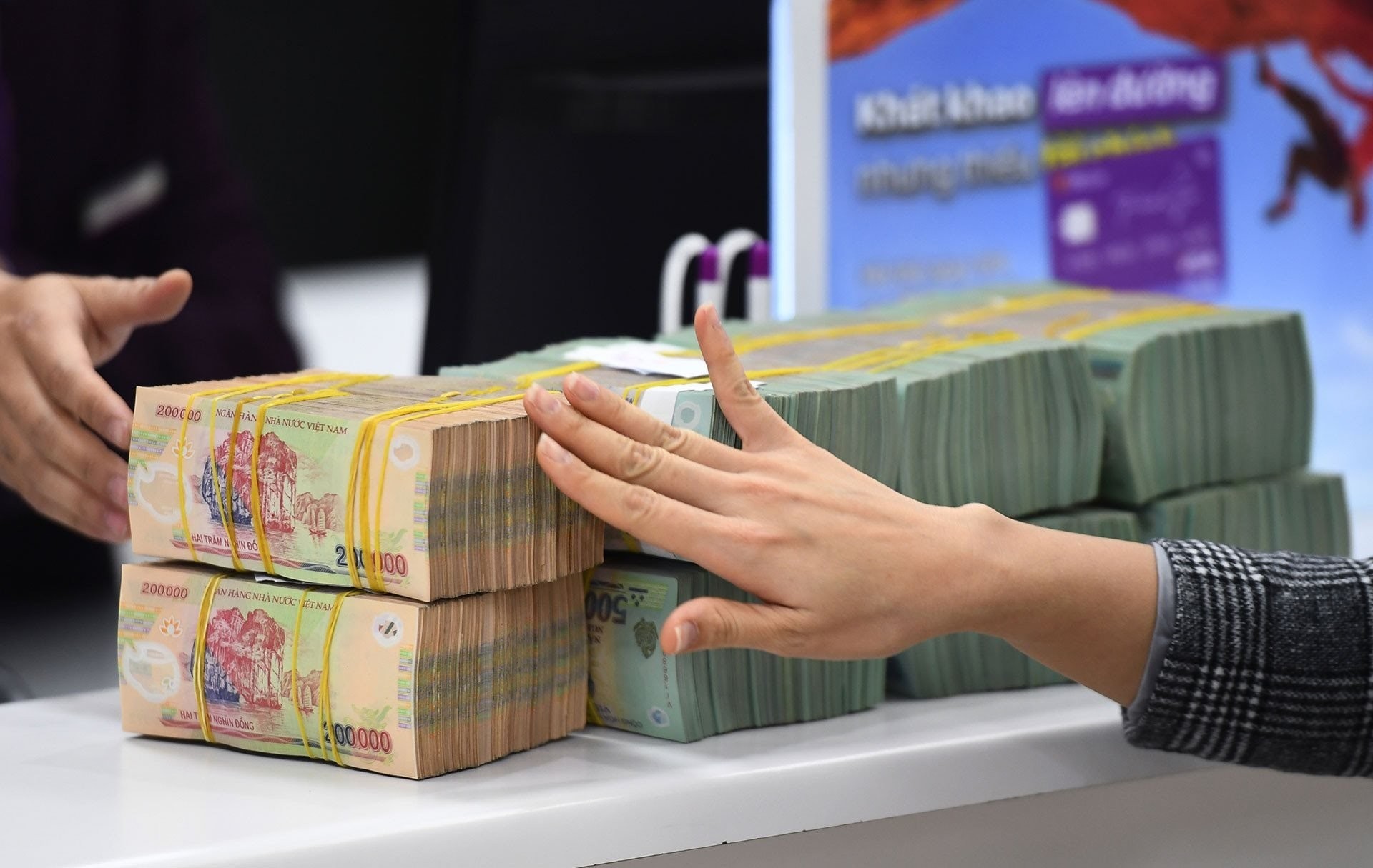 lai-suat-thap-nhung-dong-tien-trieu-ty-van-chay-manh-vao-ngan-hang-1758534558.jpeg