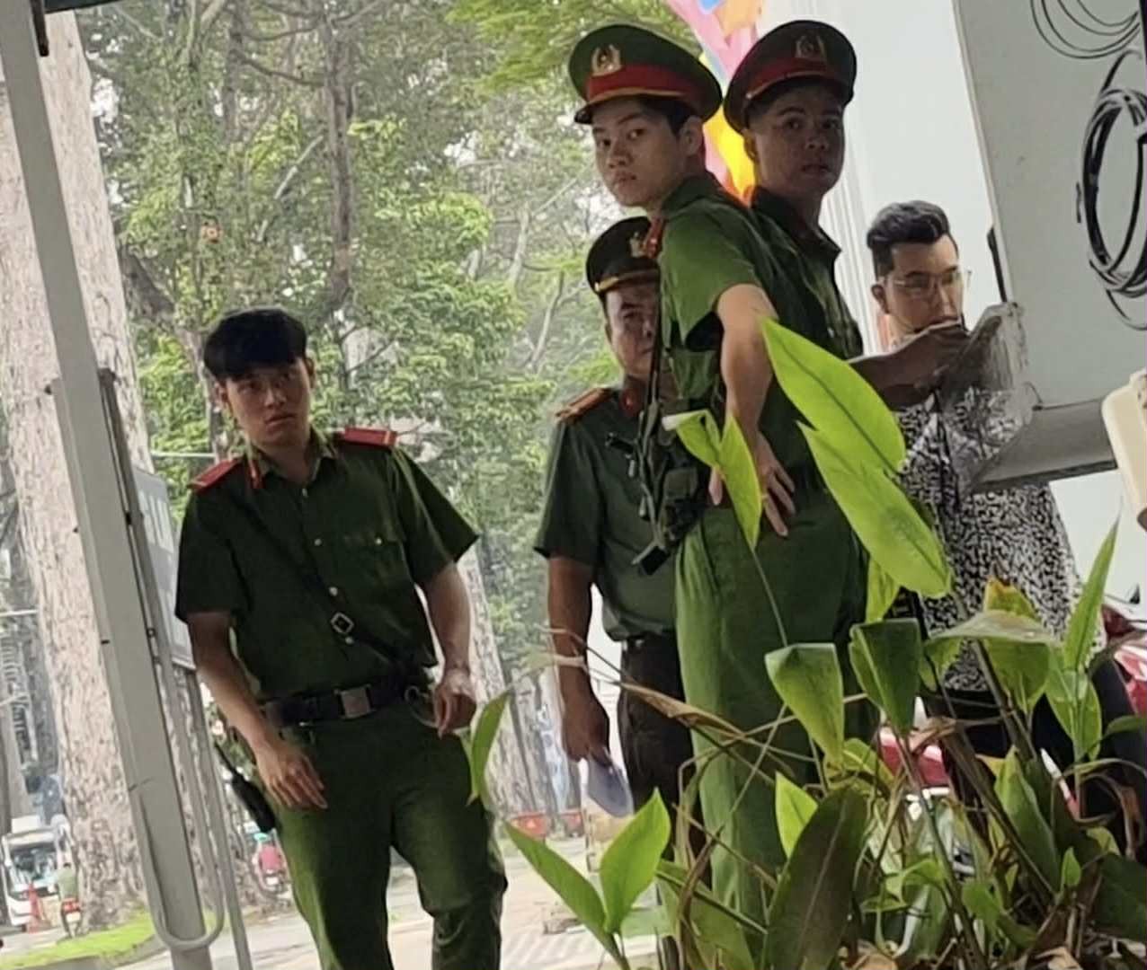 sang-nay-ca-si-ung-hoang-phuc-xuat-hien-tai-tru-so-cong-an-1758598963.jpg