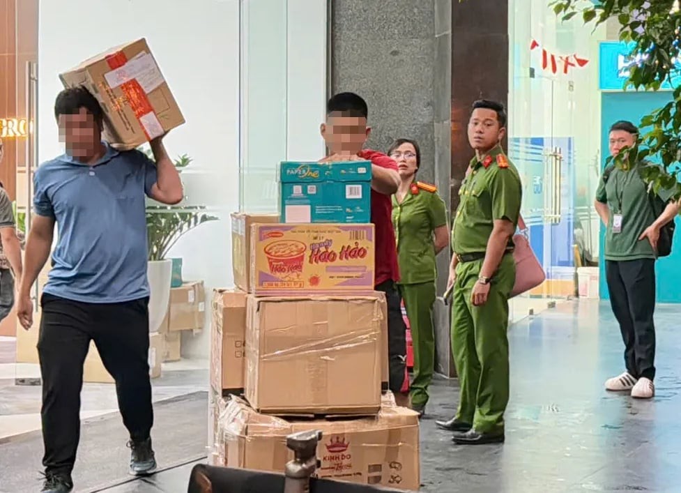 cong-an-huy-dong-xe-tai-cho-nhieu-thung-tai-lieu-tu-cong-ty-cua-shark-binh-1759881443.jpg