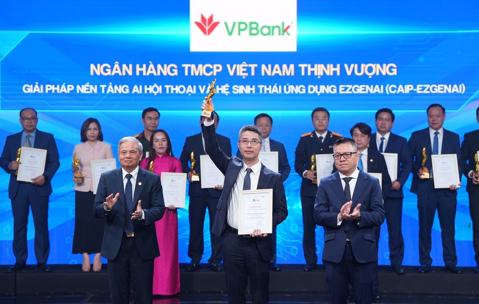 vpbank-duoc-vinh-danh-tai-vietnam-digital-awards-2025-dau-an-tien-phong-tren-hanh-trinh-chuyen-doi-so-1760012051.jpg