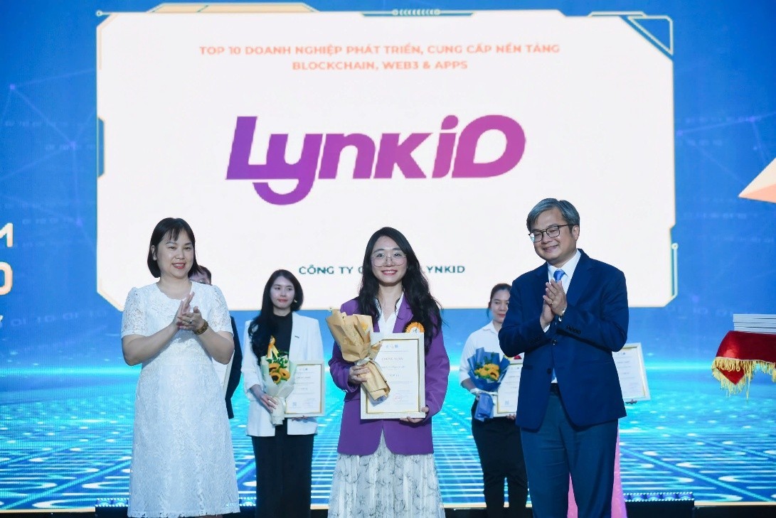 lynkid-lap-hattrick-giai-thuong-top-10-doanh-nghiep-cong-nghe-so-xuat-sac-viet-nam-2025-1760523613.jpg