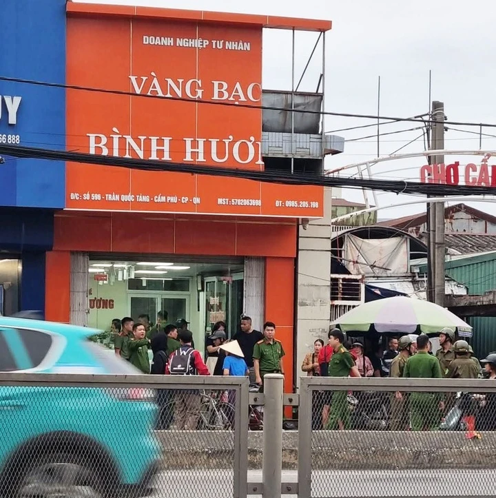 nam-thanh-nien-tao-ton-xong-vao-cuop-tiem-vang-o-quang-ninh-1761177959.jpg