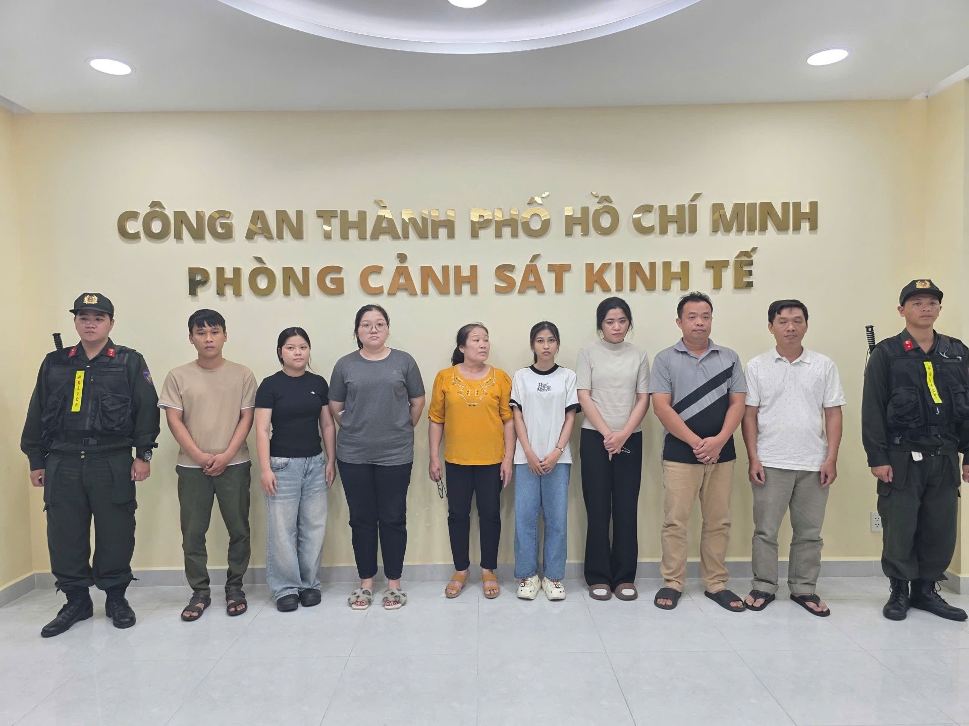 cap-vo-chong-mo-cong-ty-san-xuat-nuoc-hoa-gia-thuong-hieu-noi-tieng-nhu-chanel-gucci-dior-1761351234.jpg